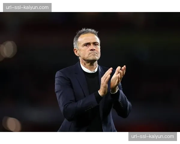 战术瞬间：巴黎vs马赛，恩里克令姆巴佩回撤至中场线接球以破解密集防守